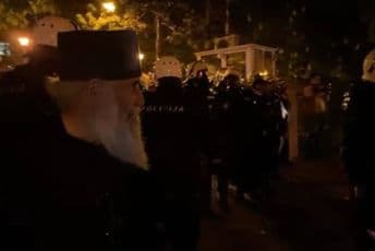 Joanikije i sveštenici u policiji, građani čekaju ispred zgrade (VIDEO) Joanikije i sveštenici u policiji, građani čekaju ispred zgrade (VIDEO)