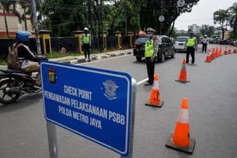 Prekršitelji mjera izolacije u Indoneziji moraju čistiti javne toalete Prekršitelji mjera izolacije u Indoneziji moraju čistiti javne toalete