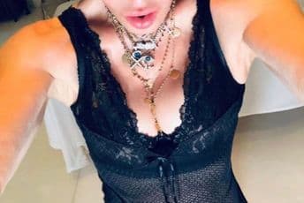 Madona oduševljena izgledom, pozirala u vešu Madona oduševljena izgledom, pozirala u vešu