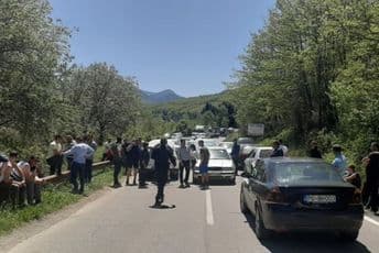 Policija razbila blokadu kod Andrijevice, uhapšene tri osobe (VIDEO) Policija razbila blokadu kod Andrijevice, uhapšene tri osobe (VIDEO)