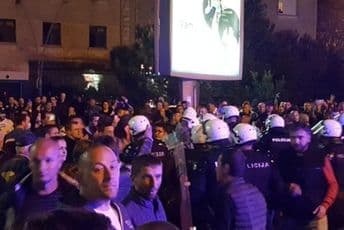 Više stotina građana blokiralo kružni tok u Nikšiću, policija upotrijebila suzavac (VIDEO) Više stotina građana blokiralo kružni tok u Nikšiću, policija upotrijebila suzavac (VIDEO)