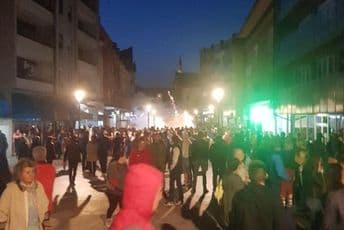 UP: Policija u Pljevljima zasuta kamenicama, flašama i pirotehnikom, dva službenika povrijeđena (VIDEO) UP: Policija u Pljevljima zasuta kamenicama, flašama i pirotehnikom, dva službenika povrijeđena (VIDEO)