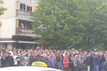 Nikšić: Građani i dalje ispred suda, čekaju presudu Joanikiju Nikšić: Građani i dalje ispred suda, čekaju presudu Joanikiju