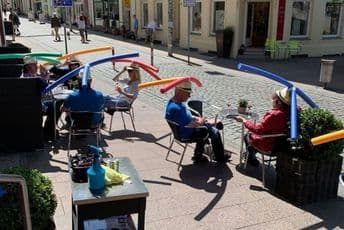 Kafić u Njemačkoj distancu održava na neobičan način Kafić u Njemačkoj distancu održava na neobičan način