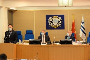 Glavni grad ustupio zemljište za izgradnju vrtića na Zlatici i Starom aerodromu Glavni grad ustupio zemljište za izgradnju vrtića na Zlatici i Starom aerodromu