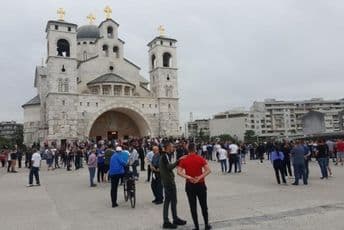 Vjernici SPC i večeras ispred Hrama Hristovog Vaskrsenja Vjernici SPC i večeras ispred Hrama Hristovog Vaskrsenja