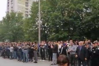 VIDEO: Nikšićani i dalje ispred ODT-a u znak podrške Joanikiju i sveštenicima VIDEO: Nikšićani i dalje ispred ODT-a u znak podrške Joanikiju i sveštenicima