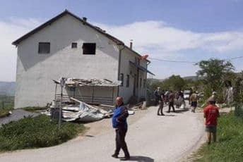 Vjetar odnio krov sa škole u Bijelom Polju Vjetar odnio krov sa škole u Bijelom Polju