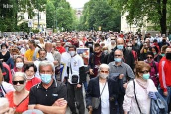 Hiljade antifašista na skupu u Sarajevu, pjevaju se partizanske pjesme (VIDEO) Hiljade antifašista na skupu u Sarajevu, pjevaju se partizanske pjesme (VIDEO)