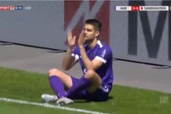 Fudbaler u ‘Cvajti’ zbog novih pravila gol slavio na zanimljiv način (VIDEO) Fudbaler u ‘Cvajti’ zbog novih pravila gol slavio na zanimljiv način (VIDEO)