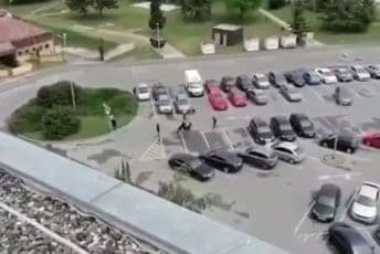 Objavljen snimak napada na dvojicu Srba u Vukovaru Objavljen snimak napada na dvojicu Srba u Vukovaru