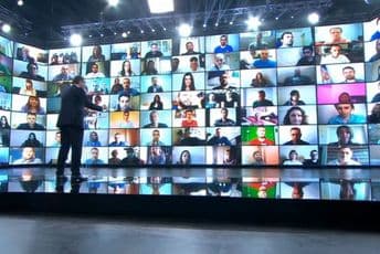 Vučić okružen monitorima sa kojih mu aplaudiraju Vučić okružen monitorima sa kojih mu aplaudiraju