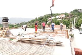 Humanitarna akcija: Izlivena ploča na kući porodice Radović (VIDEO) Humanitarna akcija: Izlivena ploča na kući porodice Radović (VIDEO)