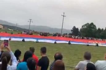 Berane: Vjernici SPC-a sa trobojkama dočekuju Joanikija Berane: Vjernici SPC-a sa trobojkama dočekuju Joanikija