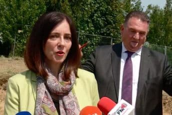 Hrvatska: Dok je ministarka davala izjavu kolega iza nje pravio grimase (VIDEO) Hrvatska: Dok je ministarka davala izjavu kolega iza nje pravio grimase (VIDEO)