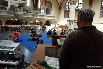 Crkva otvorila vrata muslimanima da obavljaju namaze tokom ramazana (VIDEO) Crkva otvorila vrata muslimanima da obavljaju namaze tokom ramazana (VIDEO)