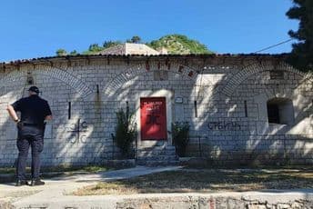 Na tvrđavi na Trojici osvanuli grafiti Srbija, Mi smo đeca trojička... Na tvrđavi na Trojici osvanuli grafiti Srbija, Mi smo đeca trojička...