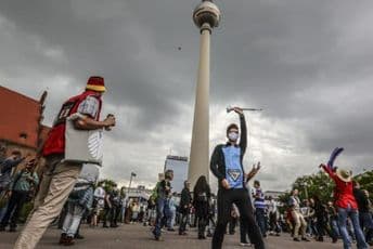 Haos na ulicama Berlina: Uhapšeno desetine ljudi, povrijeđeni policajci Haos na ulicama Berlina: Uhapšeno desetine ljudi, povrijeđeni policajci