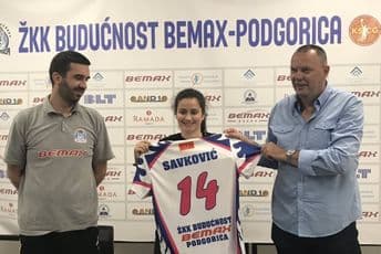 Jovana Savković u taboru "vučica" Jovana Savković u taboru "vučica"