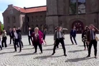 Norveška premijerka i ministri plesali na ulici: Pogledajte kako su oduševili javnost Norveška premijerka i ministri plesali na ulici: Pogledajte kako su oduševili javnost
