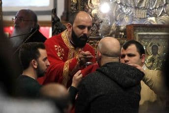 Grčki sveštenik u nemilosti crkvenih vlasti nakon pričešća s više kašičica Grčki sveštenik u nemilosti crkvenih vlasti nakon pričešća s više kašičica