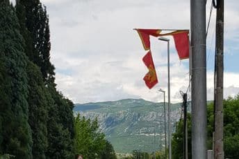 Sramno: Pocijepana crnogorska zastava na glavnoj saobraćajnici u Spužu Sramno: Pocijepana crnogorska zastava na glavnoj saobraćajnici u Spužu