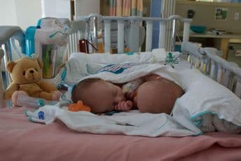 Pet trudnica rodilo blizance za jednu noć Pet trudnica rodilo blizance za jednu noć