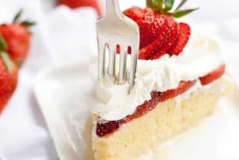 Neodoljivi voćni kolač sa jagodama Neodoljivi voćni kolač sa jagodama