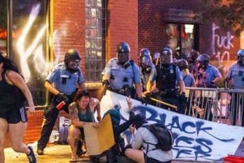 Protesti u SAD-u nakon smrti crnca prilikom hapšenja Protesti u SAD-u nakon smrti crnca prilikom hapšenja