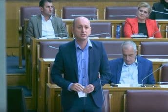 Knežević: U CG korona igra crnogorsko, niko nas ne prepoznaje kao „corona free“ (VIDEO) Knežević: U CG korona igra crnogorsko, niko nas ne prepoznaje kao „corona free“ (VIDEO)