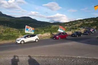 Amfilohije i Joanikije predvodili auto-litiju od Kuča do hrama u PG (VIDEO) Amfilohije i Joanikije predvodili auto-litiju od Kuča do hrama u PG (VIDEO)