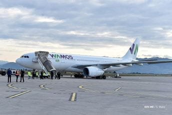 Pomorci pili i pušili u avionu, policija saslušala 13 putnika Pomorci pili i pušili u avionu, policija saslušala 13 putnika