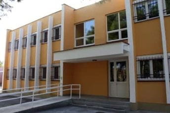 Jedna osoba iz muškog paviljona Komanskog mosta ima koronu Jedna osoba iz muškog paviljona Komanskog mosta ima koronu