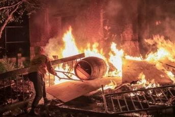 Veliki neredi u SAD-u zbog brutalne smrti Afroamerikanca Veliki neredi u SAD-u zbog brutalne smrti Afroamerikanca