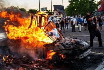 Uhapšen policajac zbog kojeg gori Amerika: Klečao na vratu crnca koji je zapomagao: ''Ne mogu da dišem'' Uhapšen policajac zbog kojeg gori Amerika: Klečao na vratu crnca koji je zapomagao: ''Ne mogu da dišem''