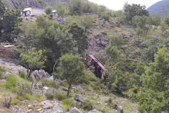 Težak udes na putu Danilovgrad-Nikšić: Dvoje poginulo, 26 povrijeđenih osoba!