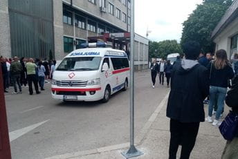 Mještani pomagali povrijeđenima, vozač autobusa hitno prevezen u risansku bolnicu! Mještani pomagali povrijeđenima, vozač autobusa hitno prevezen u risansku bolnicu!