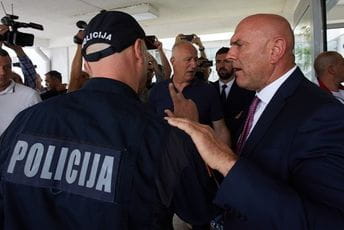 FOTO: Prekinuta sjednica SO Budva, Radović traži obezbjeđenje FOTO: Prekinuta sjednica SO Budva, Radović traži obezbjeđenje