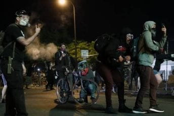 Dva policajca stradala u pucnjavi tokom nereda u Americi Dva policajca stradala u pucnjavi tokom nereda u Americi