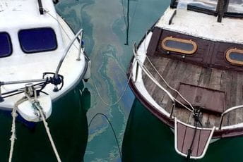 Tivat: U more se izlila neutvrđena količina dizel goriva Tivat: U more se izlila neutvrđena količina dizel goriva