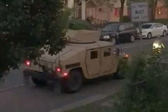 Policija gađala bojom ljude dok su stajali na trijemu svoje kuće (VIDEO) Policija gađala bojom ljude dok su stajali na trijemu svoje kuće (VIDEO)