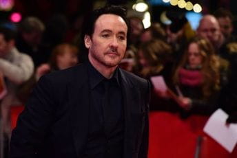 Džona Kjuzaka napali policajci dok je snimao nerede na protestu u Čikagu Džona Kjuzaka napali policajci dok je snimao nerede na protestu u Čikagu