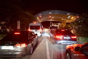 Turisti odmah iza ponoći počeli da ulaze u Crnu Goru Turisti odmah iza ponoći počeli da ulaze u Crnu Goru
