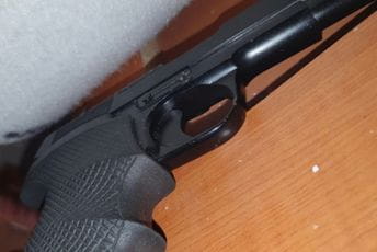 Nakon pretresa stana od bezbjednosno interesantnog lica oduzet pištolj Nakon pretresa stana od bezbjednosno interesantnog lica oduzet pištolj