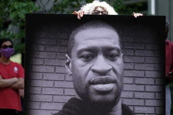 Ko je bio i kako je umro Džordž Flojd, čovjek zbog koga danas gori Amerika Demonstrant drži fotografiju DŽordža Flojda