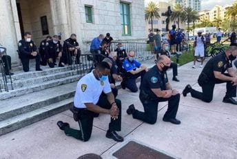 Američki policajci kleče u znak solidarnosti sa demonstrantima Američki policajci kleče u znak solidarnosti sa demonstrantima