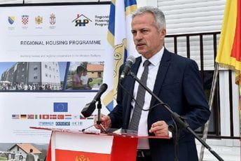 Purišić posjetio porodice koje su riješile stambeno pitanje u Herceg Novom Purišić posjetio porodice koje su riješile stambeno pitanje u Herceg Novom