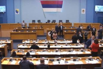 Incident u skupštini RS, sukob poslanika SNSD i SDS Incident u skupštini RS, sukob poslanika SNSD i SDS