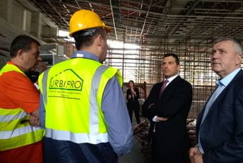 Janović obišao radove na rekonstrukciji bazena "Nikša Bućin" i OŠ "Njegoš" Janović obišao radove na rekonstrukciji bazena "Nikša Bućin" i OŠ "Njegoš"