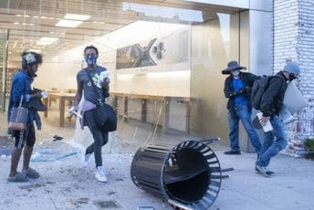 (VIDEO) Apple isključuje ukradene "iphone" telefone i prati ih (VIDEO) Apple isključuje ukradene "iphone" telefone i prati ih